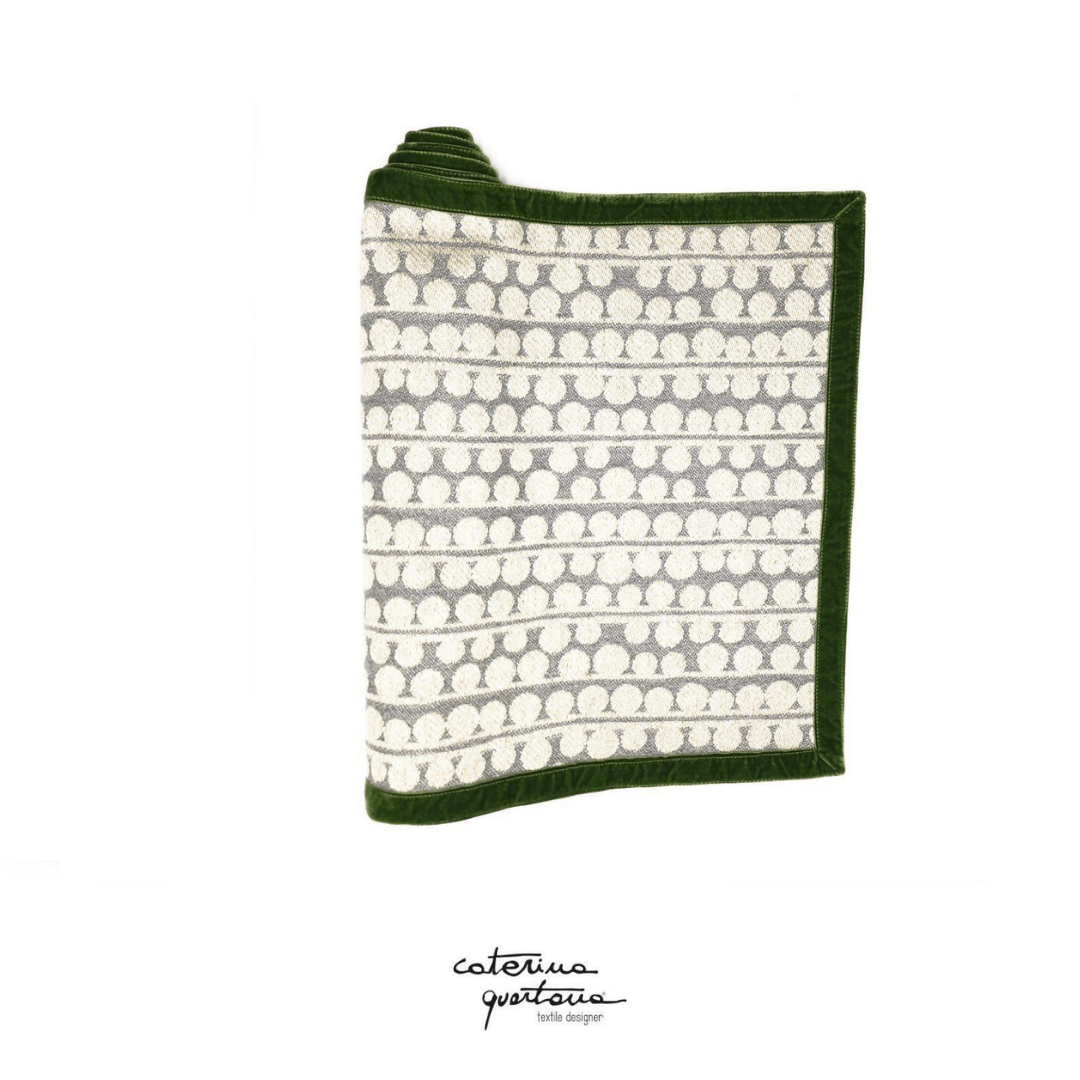 Striscia Decorativa in Lino disegno Bouclé colore grigio con bordo in velluto verde bosco