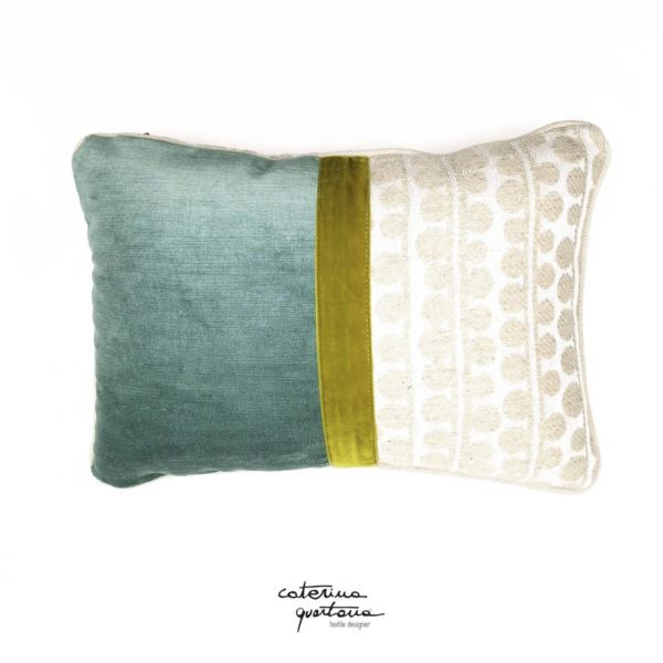 Funzionale e decorativo il cuscino in tessuto CQ disegno bouclè, la sua doppia faccia permette la facilità di abbinamento