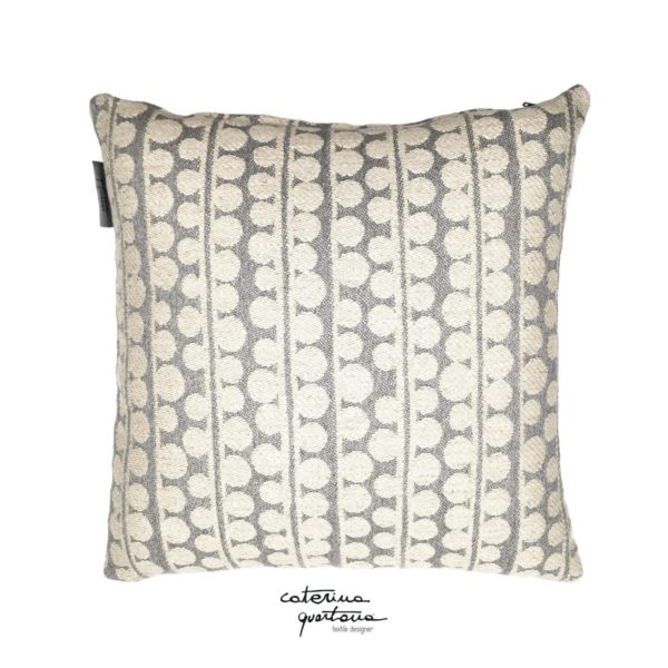 Funzionale e decorativo il cuscino in tessuto CQ disegno bouclè, questo accessorio permette di dare un tocco di design e unicità. Prodotto realizzato a mano in Italia.