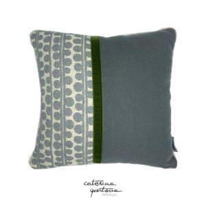 Cuscino in Lino disegno Bouclé color grigio ed écru, nastro in velluto color verde bosco