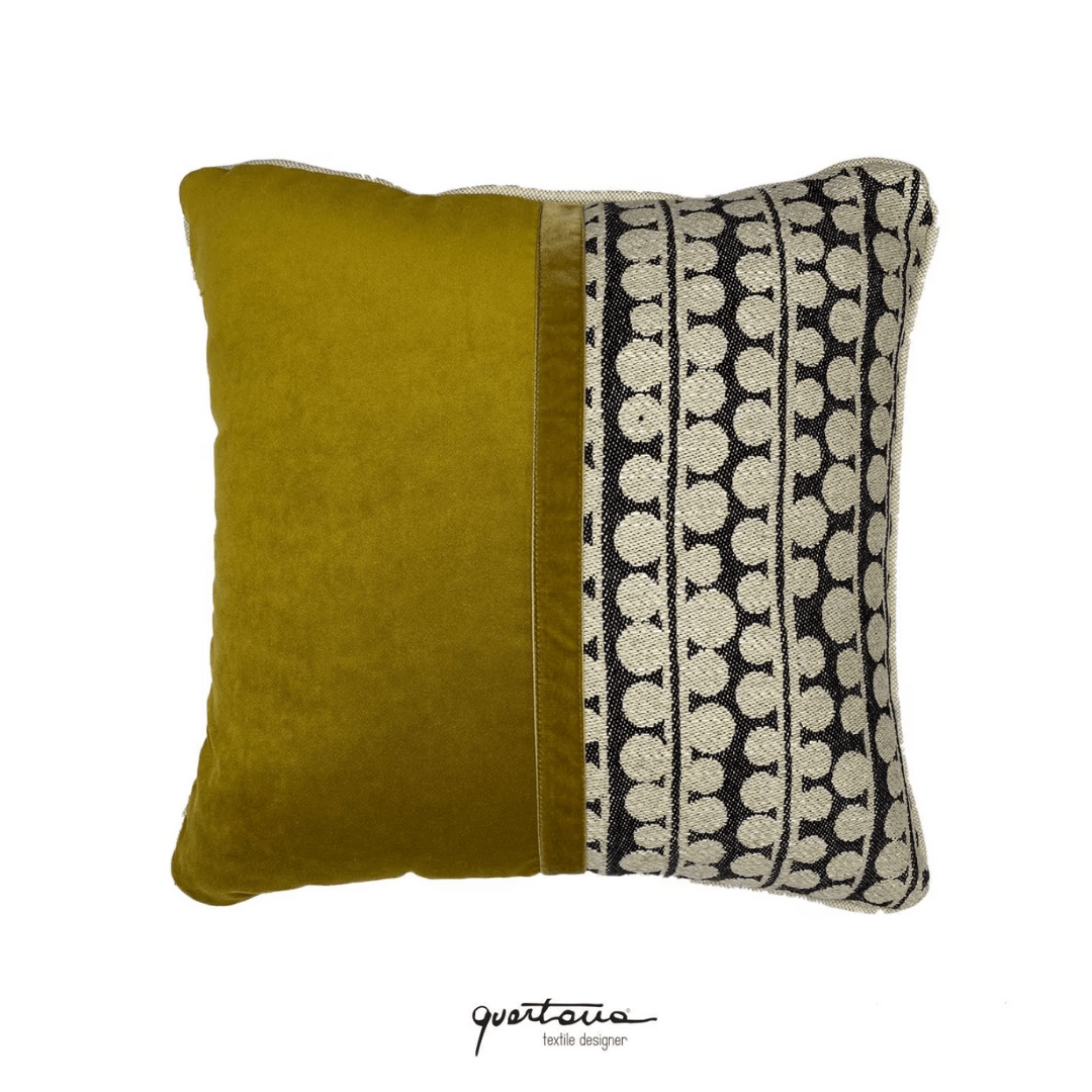 Cuscino in lino disegno Bouclé color écru e nero unito al velluto color oro
