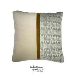 Cuscino in lino disegno Frisée color écru e grigio unito al velluto color naturale e oro