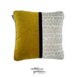 Cuscino in lino disegno Bouclè color écru e velluto colore giallo zafferano, con nastro in velluto colore nero