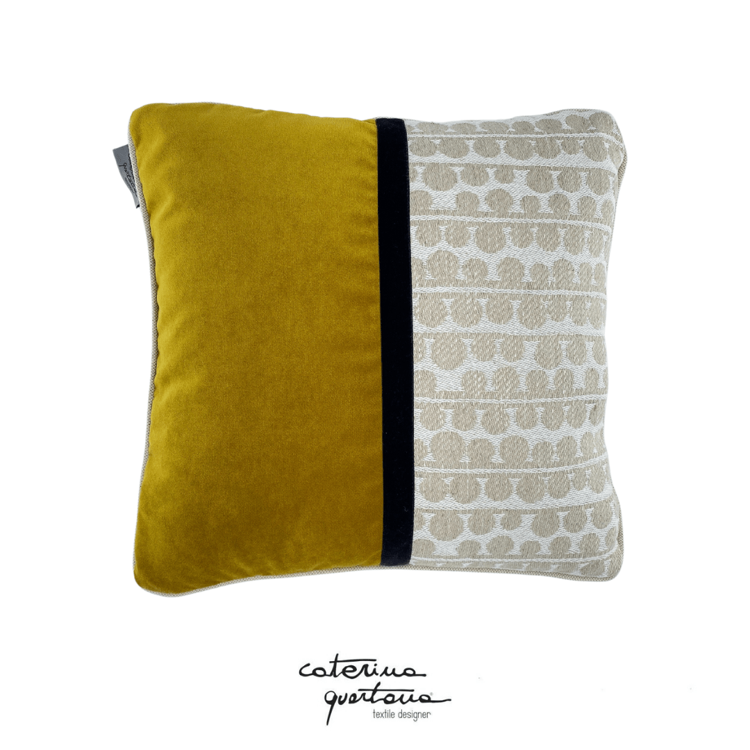 Cuscino design a righe giallo e grigio
