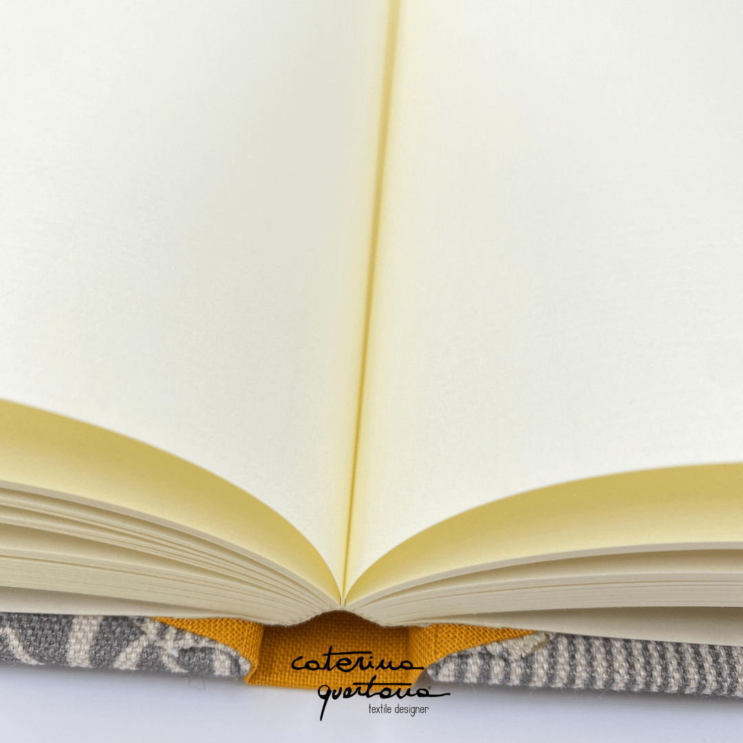 Quaderno da scrittura in lino disegno Frisée color grigio e giallo  zafferano - Caterina Quartana - Textile Designer