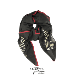 Sciarpa Foulard in Seta Cotone colore nero bordata in canetè color bordeaux
