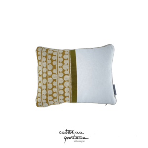 Cuscino in lino disegno Bouclé colore biscotto e bianco con nastro canetè color verde oliva
