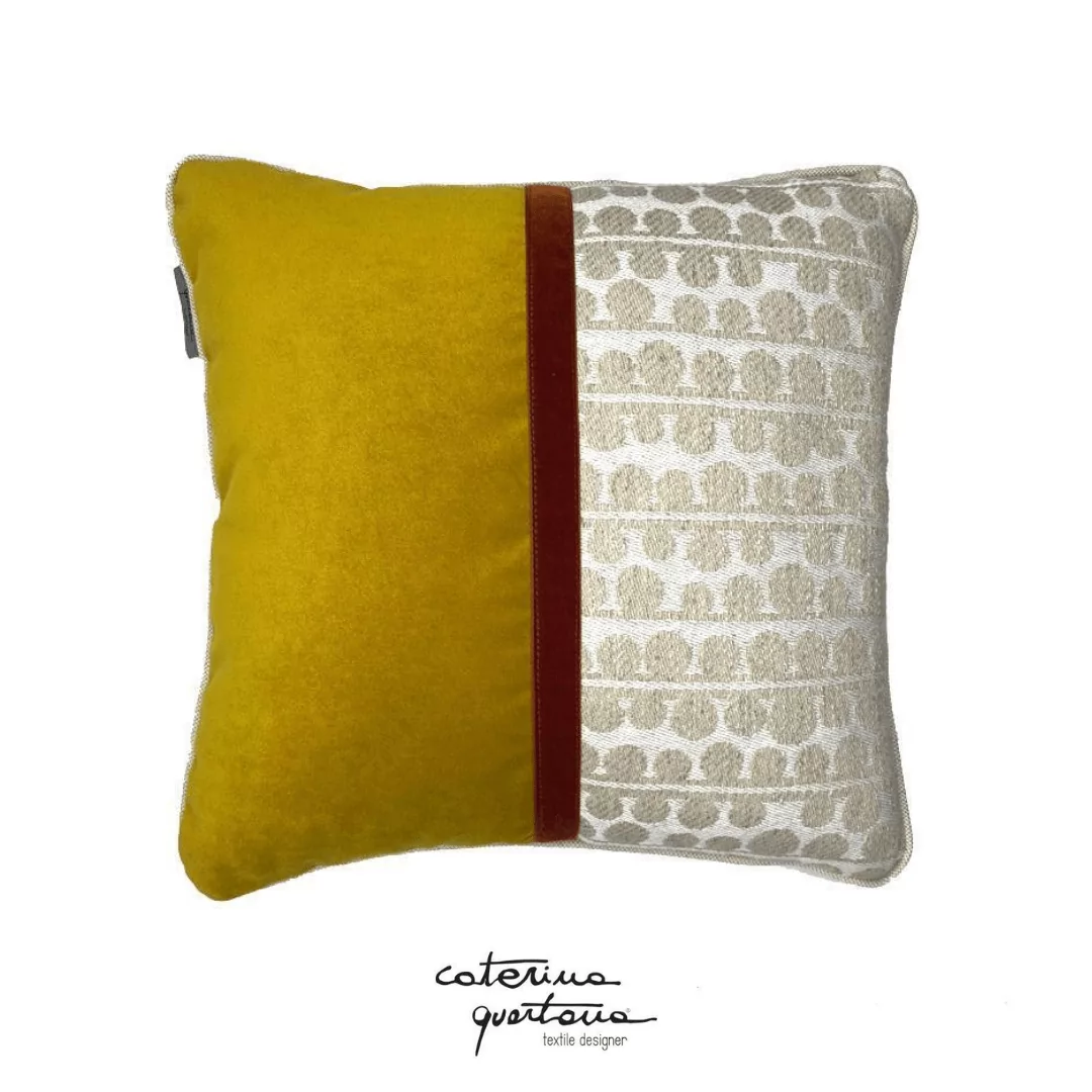 Cuscino in Lino disegno Bouclé color écru, velluto color giallo senape, nastro in velluto color ruggine
